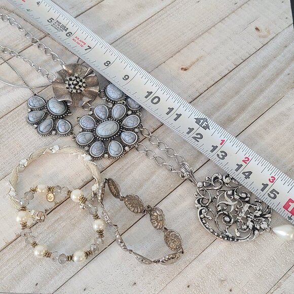 Vintage to Modern Lot Jewelry Silver Tone Blue Necklaces Bracelets Avon L&F etc - Picture 11 of 12